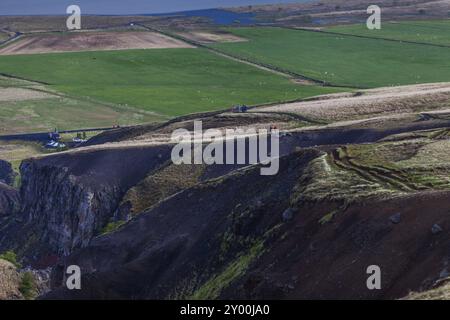 Les gens marchent le long du canyon d'une rivière près de la cascade Hengifoss sur l'Islande Banque D'Images