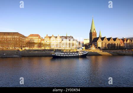 Vue sur la rivière et l'église à Brême pendant la journée Banque D'Images