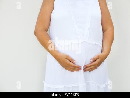 Image de femme enceinte de toucher son ventre avec les mains en plein air libre Banque D'Images