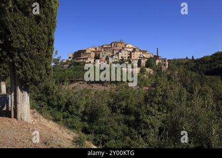 Village sur une colline en Toscane Banque D'Images