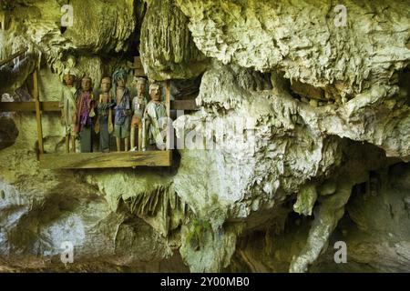 Les os éparpillés et les effigies des morts sont vus dans cette grotte funéraire dans un village traditionnel de Tana Toraja près de Rantepao, Sulawesi, Indonésie, ASI Banque D'Images