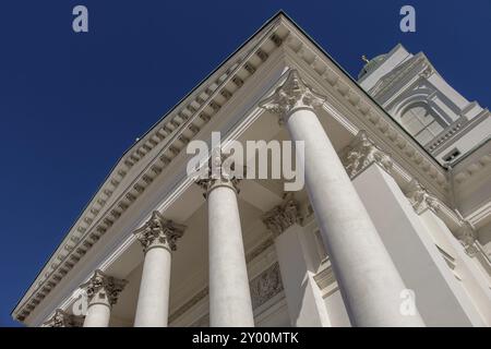 Détail architectural d'une grande cathédrale blanche avec des colonnes sous un ciel bleu profond, Helsinki, Finlande, Europe Banque D'Images