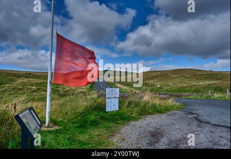 Drapeau rouge du MOD et panneau à Deadman Gill Bridge sur la B6276 près de Brough, Cumbria Banque D'Images