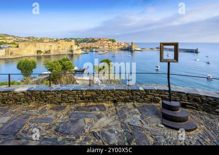 Port et ville de Collioure vus du point de vue de la Glorieta en Occitanie en France Banque D'Images