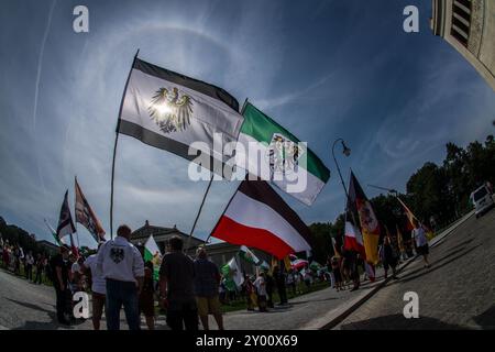 31 août 2024 : sous le nom de 'Grosser Treffen der 25 1 Bundesstaaten'', Reichsbuerger (ReichsbÃ¼rger, citoyens souverains, citoyens du Reich) s'est réuni sur la Koenigsplatz de Munich pour établir un réseau et nier la légitimité de la république allemande. Les Reichsbuerger ont été à l'origine banalisés et transformés en comédie dans les médias contre les avertissements de radicalisation par des experts jusqu'à ce qu'un raid à Georgesmund entraîne la mort d'un policier. L'affaire a également révélé Reichsbuerger dans la police et les structures étatiques mêmes dont ils nient la légitimité. À Munich, de nombreux Reichsbuerge connus Banque D'Images