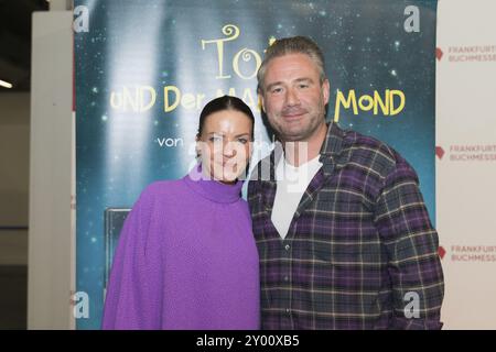 FRANCFORT-SUR-le-MAIN, Allemagne, 21 octobre 2023 : Julia Roentgen et SASHA à la 75e Foire du livre de Francfort, Europe Banque D'Images