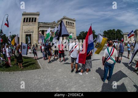 31 août 2024 : sous le nom de 'Grosser Treffen der 25 1 Bundesstaaten'', Reichsbuerger (ReichsbÃ¼rger, citoyens souverains, citoyens du Reich) s'est réuni sur la Koenigsplatz de Munich pour établir un réseau et nier la légitimité de la république allemande. Les Reichsbuerger ont été à l'origine banalisés et transformés en comédie dans les médias contre les avertissements de radicalisation par des experts jusqu'à ce qu'un raid à Georgesmund entraîne la mort d'un policier. L'affaire a également révélé Reichsbuerger dans la police et les structures étatiques mêmes dont ils nient la légitimité. À Munich, de nombreux Reichsbuerge connus Banque D'Images