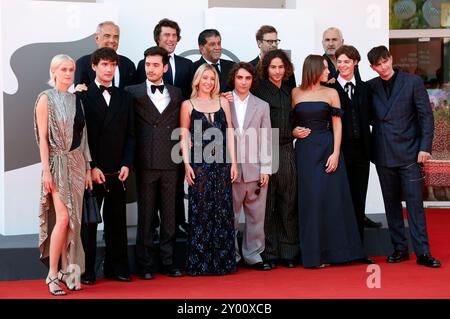 Hinten : Alberto Barbera, Hugo Sélignac, Alain Attal, Nicolas Mathieu et Gilles Lellouche. Vorn : Christine Gautier, Zoran Boukherma, Ludovic Boukherma, Ludivine Sagnier, Louis Memmi, Sayyid El Alami, Angelina Woreth, Paul Kircher und Raphael Quenardbei der Premiere des Kinofilms 'leurs enfants après eux / and their Children after them' auf der Biennale di Venezia 2024 / 81. Internationale Filmfestspiele von Venedig im Palazzo del Cinema. Venedig, 31.08.2024 Banque D'Images