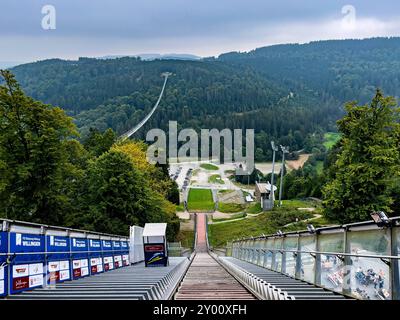 30.08.2024, Blick von der Mühlenkopfschanze Willingen Blick von der größten Skisprungschanze Großschanze der Welt. Linkerhand befindet sich die zweitgrößte Fußgängerhängebrücke der Welt. Willingen Upland Hessen Deutschland *** 30 08 2024, vue du Mühlenkopfschanze Willingen vue du monde plus grande colline de saut à ski Grande colline sur la gauche est le deuxième plus grand pont suspendu pour piétons dans le monde Willingen Upland Hesse Allemagne Banque D'Images