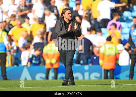 Leeds, Royaume-Uni. 31 août 2024. Daniel Farke, manager de Leeds United, applaudit les fans de Leeds après le Leeds United FC vs Hull City AFC Sky Bet EFL Championship match à Elland Road, Leeds, Angleterre, Royaume-Uni le 31 août 2024 Credit : Every second Media/Alamy Live News Banque D'Images