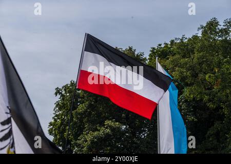 31 août 2024 : sous le nom de 'Grosser Treffen der 25 1 Bundesstaaten'', Reichsbuerger (ReichsbÃ¼rger, citoyens souverains, citoyens du Reich) s'est réuni sur la Koenigsplatz de Munich pour établir un réseau et nier la légitimité de la république allemande. Les Reichsbuerger ont été à l'origine banalisés et transformés en comédie dans les médias contre les avertissements de radicalisation par des experts jusqu'à ce qu'un raid à Georgesmund entraîne la mort d'un policier. L'affaire a également révélé Reichsbuerger dans la police et les structures étatiques mêmes dont ils nient la légitimité. À Munich, de nombreux Reichsbuerge connus Banque D'Images