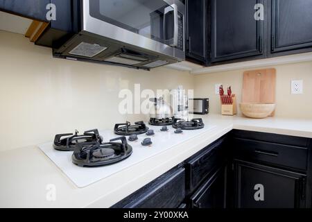 Los Angeles, Californie, États-Unis - 2022-05-05 : vue d'un coin cuisine, équipé d'une cuisinière à gaz et d'un four à micro-ondes. Banque D'Images