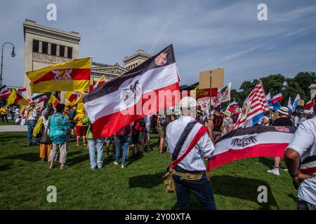 31 août 2024 : sous le nom de 'Grosser Treffen der 25 1 Bundesstaaten'', Reichsbuerger (ReichsbÃ¼rger, citoyens souverains, citoyens du Reich) s'est réuni sur la Koenigsplatz de Munich pour établir un réseau et nier la légitimité de la république allemande. Les Reichsbuerger ont été à l'origine banalisés et transformés en comédie dans les médias contre les avertissements de radicalisation par des experts jusqu'à ce qu'un raid à Georgesmund entraîne la mort d'un policier. L'affaire a également révélé Reichsbuerger dans la police et les structures étatiques mêmes dont ils nient la légitimité. À Munich, de nombreux Reichsbuerge connus Banque D'Images