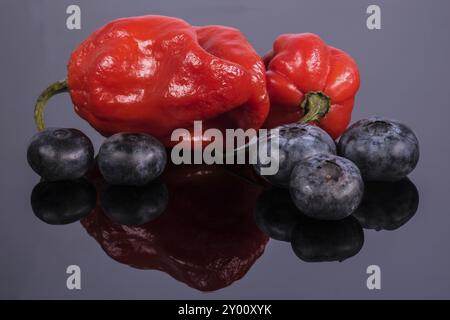 Photo macro de piments et de bleuets Banque D'Images