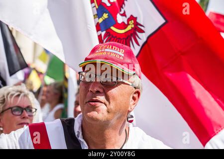 31 août 2024 : un Riechsbuerger allemand porte un chapeau Trump-QAnon. Sous le nom de « Grosser Treffen der 25 1 Bundesstaaten », Reichsbuerger (ReichsbÃ¼rger, citoyens souverains, citoyens du Reich) se sont rassemblés sur la Koenigsplatz de Munich pour établir un réseau et nier la légitimité de la république allemande. Les Reichsbuerger ont été à l'origine banalisés et transformés en comédie dans les médias contre les avertissements de radicalisation par des experts jusqu'à ce qu'un raid à Georgesmund entraîne la mort d'un policier. L'affaire a également révélé Reichsbuerger dans la police et les structures étatiques mêmes qu'ils nient la légalité Banque D'Images