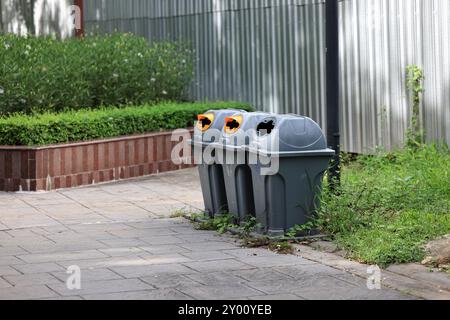 recyclez la poubelle (poubelle) en public. couleur dire sur le type de déchets à tomber dans tels que le papier, bulletin, bouteille etc Banque D'Images