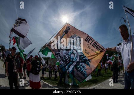 31 août 2024 : sous le nom de 'Grosser Treffen der 25 1 Bundesstaaten'', Reichsbuerger (ReichsbÃ¼rger, citoyens souverains, citoyens du Reich) s'est réuni sur la Koenigsplatz de Munich pour établir un réseau et nier la légitimité de la république allemande. Les Reichsbuerger ont été à l'origine banalisés et transformés en comédie dans les médias contre les avertissements de radicalisation par des experts jusqu'à ce qu'un raid à Georgesmund entraîne la mort d'un policier. L'affaire a également révélé Reichsbuerger dans la police et les structures étatiques mêmes dont ils nient la légitimité. À Munich, de nombreux Reichsbuerge connus Banque D'Images