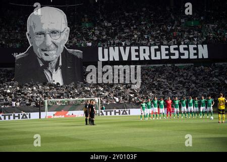 Les joueurs observent une minute de silence, les fans du Werder Brême se souviennent du défunt Willi Lemke, souvenir des morts, général, caractéristique, motif marginal, photo symbolique, chorégraphie, football 1ère Bundesliga, 2ème journée, SV Werder Brême (HB) - Borussia Dortmund (DO) 0:0 sur 31.08.2024 à Brême/Allemagne. Les règlements du LDF interdisent toute utilisation de photographies comme séquences d'images et/ou quasi-vidéo Banque D'Images