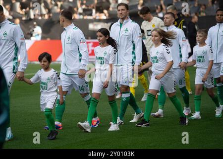 Les enfants qui courent sur le terrain portent une chemise avec l'imprimé 'Merci Wili' et se souviennent du défunt Willi Lemke, souvenir des morts, général, caractéristique, motif marginal, photo symbolique, chorégraphie, football 1ère Bundesliga, 2ème journée, SV Werder Brême (HB) - Borussia Dortmund (DO) 0:0 sur 31.08.2024 à Brême/Allemagne. Les règlements du LDF interdisent toute utilisation de photographies comme séquences d'images et/ou quasi-vidéo Banque D'Images
