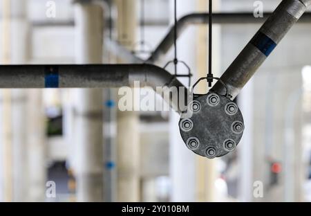 Supports métalliques boulons, écrous, filetés sur la construction en acier pour sceller les extrémités des tuyaux haute pression. Banque D'Images