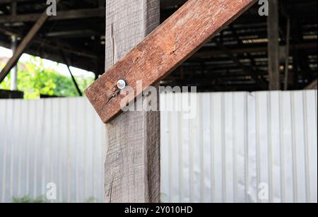 Gros plan de détail de poutre de support sur la construction en bois, construction en bois de toit. Chevrons et poutres de toit. Banque D'Images