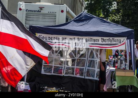 31 août 2024 : sous le nom de 'Grosser Treffen der 25 1 Bundesstaaten'', Reichsbuerger (ReichsbÃ¼rger, citoyens souverains, citoyens du Reich) s'est réuni sur la Koenigsplatz de Munich pour établir un réseau et nier la légitimité de la république allemande. Les Reichsbuerger ont été à l'origine banalisés et transformés en comédie dans les médias contre les avertissements de radicalisation par des experts jusqu'à ce qu'un raid à Georgesmund entraîne la mort d'un policier. L'affaire a également révélé Reichsbuerger dans la police et les structures étatiques mêmes dont ils nient la légitimité. À Munich, de nombreux Reichsbuerge connus Banque D'Images