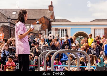 Hull, Royaume-Uni. 31 août 2024. Festival de la liberté de Hull. Justice in Motion Perform «Code», qui est une performance de rue racontant les dangers de la criminalité de County Lines et à quel point il peut être facile pour les jeunes d'être pris dans ce crime. Crédit : Neil Terry/Alamy Live News Banque D'Images