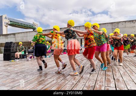 Hull, Royaume-Uni. 31 août 2024. Festival de la liberté de Hull. Tamar et JO exécutent Sync or Swim une performance combinant la natation synchronisée et la danse dans un affichage coloré qui incluait des membres du public dans le cadre de la performance. Crédit : Neil Terry/Alamy Live News Banque D'Images