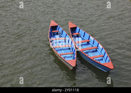 Beaux bateaux à rames en bois sur le lac Fewa, Népal, Asie Banque D'Images