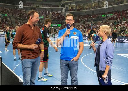 Jaron Siewert (Fuechse Berlin, entraîneur) und Dagur Sigurosson (ehemaliger deutscher Bundestrainer und aktueller entraîneur Kroatien) im interview mit Anett Sattler SC Magdeburg v. Fuechse Berlin, Handball, Handball Super Cup 2024, 2024/25, 31.08.2024 Foto : Eibner-Pressefoto/Gerhard Wingender Banque D'Images