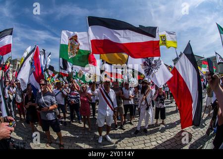 31 août 2024 : sous le nom de 'Grosser Treffen der 25 1 Bundesstaaten'', Reichsbuerger (ReichsbÃ¼rger, citoyens souverains, citoyens du Reich) s'est réuni sur la Koenigsplatz de Munich pour établir un réseau et nier la légitimité de la république allemande. Les Reichsbuerger ont été à l'origine banalisés et transformés en comédie dans les médias contre les avertissements de radicalisation par des experts jusqu'à ce qu'un raid à Georgesmund entraîne la mort d'un policier. L'affaire a également révélé Reichsbuerger dans la police et les structures étatiques mêmes dont ils nient la légitimité. À Munich, de nombreux Reichsbuerge connus Banque D'Images