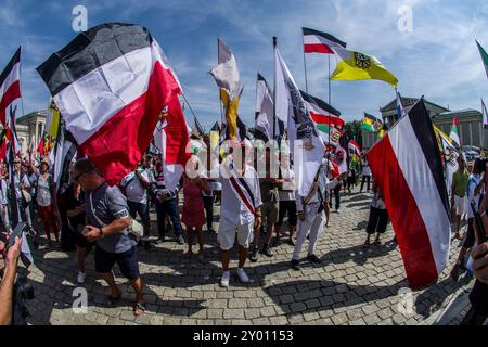 31 août 2024 : sous le nom de 'Grosser Treffen der 25 1 Bundesstaaten'', Reichsbuerger (ReichsbÃ¼rger, citoyens souverains, citoyens du Reich) s'est réuni sur la Koenigsplatz de Munich pour établir un réseau et nier la légitimité de la république allemande. Les Reichsbuerger ont été à l'origine banalisés et transformés en comédie dans les médias contre les avertissements de radicalisation par des experts jusqu'à ce qu'un raid à Georgesmund entraîne la mort d'un policier. L'affaire a également révélé Reichsbuerger dans la police et les structures étatiques mêmes dont ils nient la légitimité. À Munich, de nombreux Reichsbuerge connus Banque D'Images