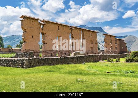 Mur central du temple de Wiracocha ou temple de Raqchi dans la région de Cusco, Pérou, Amérique du Sud Banque D'Images