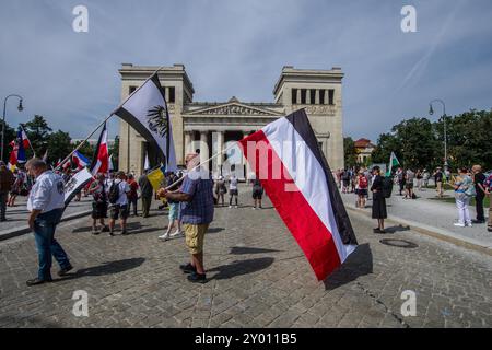 31 août 2024 : sous le nom de 'Grosser Treffen der 25 1 Bundesstaaten'', Reichsbuerger (ReichsbÃ¼rger, citoyens souverains, citoyens du Reich) s'est réuni sur la Koenigsplatz de Munich pour établir un réseau et nier la légitimité de la république allemande. Les Reichsbuerger ont été à l'origine banalisés et transformés en comédie dans les médias contre les avertissements de radicalisation par des experts jusqu'à ce qu'un raid à Georgesmund entraîne la mort d'un policier. L'affaire a également révélé Reichsbuerger dans la police et les structures étatiques mêmes dont ils nient la légitimité. À Munich, de nombreux Reichsbuerge connus Banque D'Images