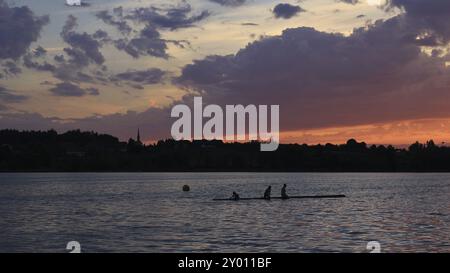 Ciel coloré du soir au-dessus du lac Pfaeffikon. Scène estivale Banque D'Images