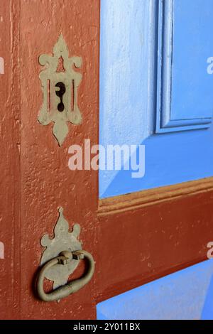 Ancienne et vieillie porte de ferme de café historique à Minas Gerais avec sa partie en métal rouillé Banque D'Images