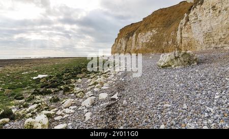 Pierres, plage et falaise à Cuckmere Haven, près de Seaford, East Sussex, Royaume-Uni Banque D'Images