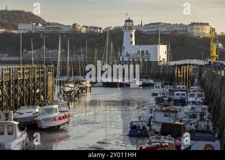 Scarborough, North Yorkshire, Angleterre, Royaume-Uni, mai 04, 2016 : vue sur Vincent Pier, le vieux phare et le port est Banque D'Images