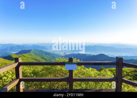 Pont de vue en bois offrant une vue claire de vallée en dessous du haut de la montagne Jirisan en Corée du Sud. L'horizontale Banque D'Images