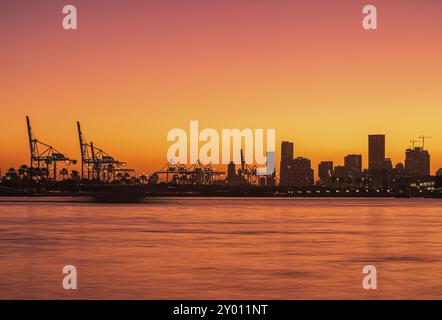 Coucher de soleil rouge sang au port de Miami Banque D'Images