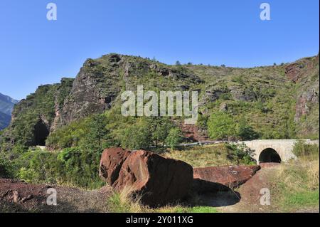 La gorge de Daluis, avec ses rochers rouges en France Banque D'Images