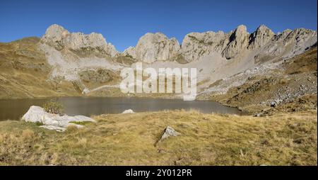 Ibon de Acherito, avec la Pena de l'Ibon, 2130 mts et le sommet de la Ralla, 2146 mts dans le second terme, Vallée de Hecho, vallées occidentales, Pyrénées Banque D'Images