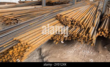 L'armature corrodée est entreposée. Banque D'Images