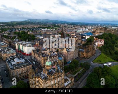 Vue aérienne des vieux bâtiments historiques et de la skyline de la ville d'Édimbourg en Écosse. La ville est située dans le sud-est de l'Écosse. Édimbourg est la deuxième Banque D'Images