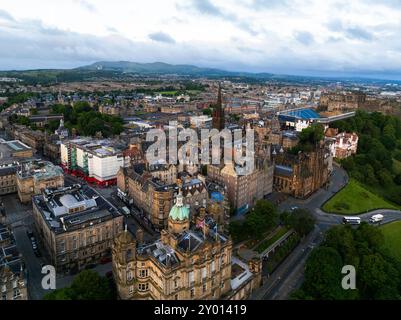 Vue aérienne des vieux bâtiments historiques et de la skyline de la ville d'Édimbourg en Écosse. La ville est située dans le sud-est de l'Écosse. Édimbourg est la deuxième Banque D'Images