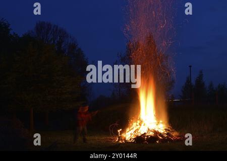 Romance près du feu de camp Banque D'Images