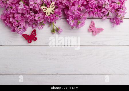 Fleurs de bouillon rose parfumées matthiola sur fond en bois blanc Banque D'Images