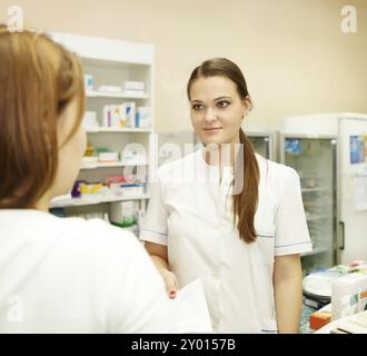 Pharmacien suggérant à l'acheteur de drogue médicale en pharmacie pharmacie Banque D'Images