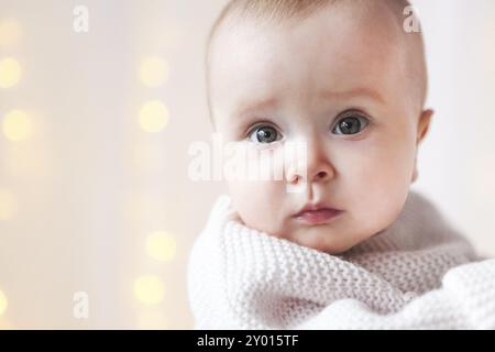 Portrait d'offres adorable baby girl wearing sweater Banque D'Images