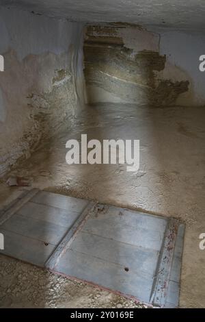 Grottes Argueda salle intérieure abandonnée avec des murs blancs, en Espagne Banque D'Images